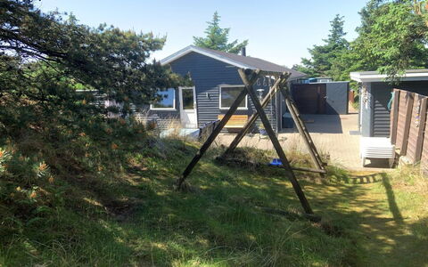 Gudrid - 500M from the Sea: Struik, Huis, Tuin, Verblijf, Backyard, Schaduw, Gazon, Werf, Siding, Landscaping