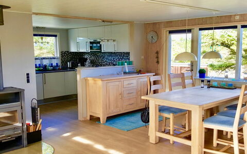 Gudrid - 500M from the Sea: Meubilair, Flooring, Interieur Ontwerp, Hout, Verdieping, Keuken, Stoel, Kamer, Tafel, Countertop