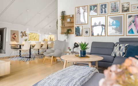 Julie - 1.5Km from the Sea: Meubilair, Interieur Ontwerp, Flooring, Bankstel, Woonkamer, Verdieping, Hout, Plafond, Huis, Houten Vloer
