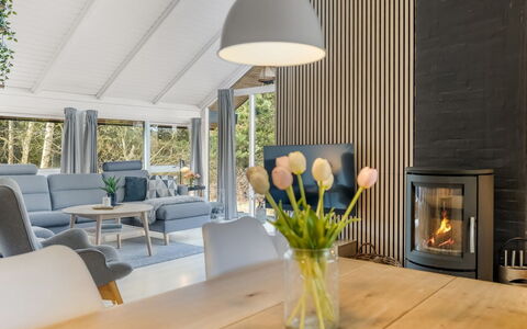 Julie - 1.5Km from the Sea: Meubilair, Interieur Ontwerp, Flooring, Verdieping, Hout, Plafond, Stoel, Woonkamer, Bankstel, Huis