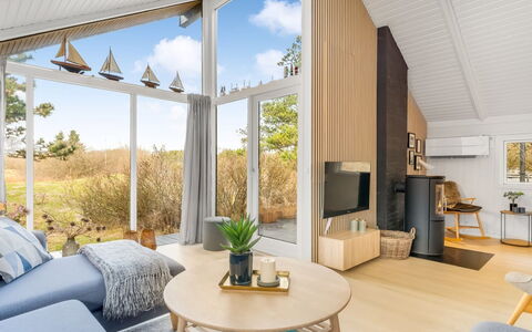 Julie - 1.5Km from the Sea: Interieur Ontwerp, Hout, Plafond, Flooring, Woonkamer, Huis, Meubilair, Verdieping, Bankstel, Kamer