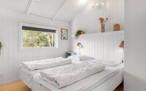 Julie - 1.5Km from the Sea: Hout, Slaapkamer, Interieur Ontwerp, Plafond, Bed, Bedding, Verdieping, Laken, Linens, Meubilair