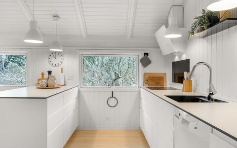 Julie - 1.5Km from the Sea: Keuken, Flooring, Interieur Ontwerp, Hout, Countertop, Plafond, Verdieping, Cabinetry, Lichte Inrichting, Toestel Van De Keuken