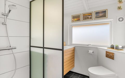 Julie - 1.5Km from the Sea: Interieur Ontwerp, Flooring, Loodgieterswerkinrichting, Badkamer, Verdieping, Toilet, Loodgieter, Huis, Plafond, Kamer