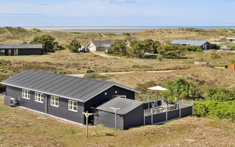 Anton - 1.5Km from the Sea: Verblijf, Huis, Huis, Dak, Veranda, Landgoed, Siding, Garden Gebouwen, Boerderij, Werf