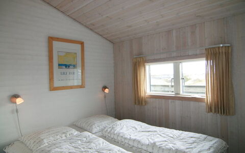 Benja - 200M from the Sea: Hout, Slaapkamer, Bed, Laken, Plafond, Bedding, Verdieping, Interieur Ontwerp, Bed Frame, Linens