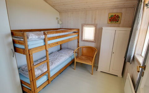 Benja - 200M from the Sea: Muur, Verdieping, Flooring, Hout, Slaapkamer, Interieur Ontwerp, Bed, Stapelbed, Meubilair, Kamer