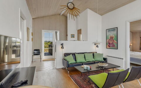 Benja - 200M from the Sea: Meubilair, Interieur Ontwerp, Flooring, Verdieping, Bankstel, Muur, Hout, Plafond, Kamer, Woonkamer