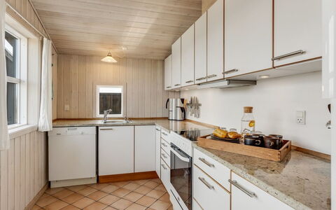 Benja - 200M from the Sea: Flooring, Hout, Verdieping, Keuken, Interieur Ontwerp, Countertop, Plafond, Wastafel, Cabinetry, Major Appliance