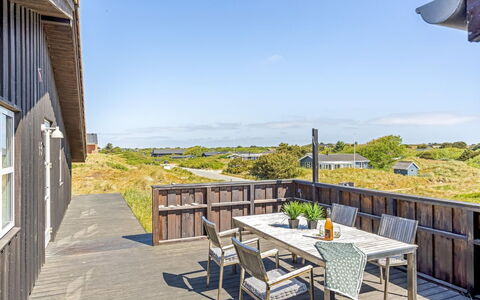 Benja - 200M from the Sea: Hout, Houten Vloer, Hardwood, Plank, Huis, Dek, Deur, Verblijf, Beits, Veranda