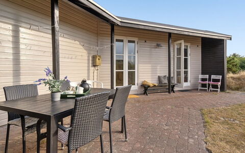 Jules - 300M from the Sea: Deur, Huis, Siding, Dek, Hardwood, Verblijf, Beits, Houten Vloer, Patio, Werf