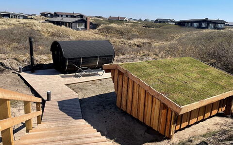 Faxi - 100M from the Sea: Struik, Stedelijk Ontwerp, Groundcover, Steen, Appartement, Landgoed, Metselwerk, Balkon, Landscaping