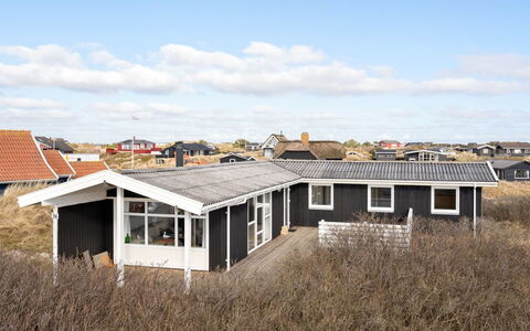 Faxi - 100M from the Sea: Struik, Stedelijk Ontwerp, Groundcover, Steen, Appartement, Landgoed, Metselwerk, Balkon, Landscaping