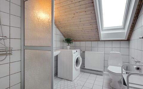Akim - 2Km from the Sea: Flooring, Verdieping, Interieur Ontwerp, Plafond, Loodgieterswerkinrichting, Kamer, Loodgieter, Badkamer, Tegel, Lichte Inrichting
