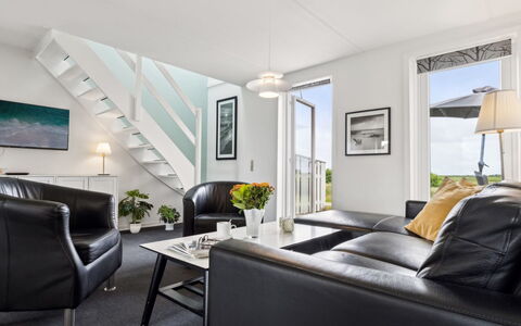 Akim - 2Km from the Sea: Interieur Ontwerp, Meubilair, Flooring, Plafond, Bankstel, Verdieping, Woonkamer, Kamer, Appartement, Tafel