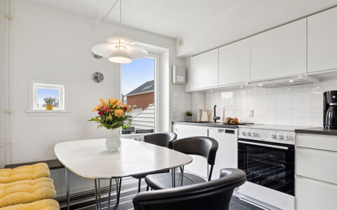 Akim - 2Km from the Sea: Meubilair, Interieur Ontwerp, Flooring, Plafond, Keuken, Verdieping, Countertop, Huis, Verlichting, Appartement