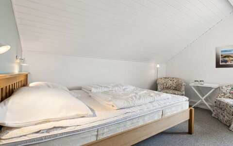 Akim - 2Km from the Sea: Bed, Slaapkamer, Interieur Ontwerp, Verdieping, Flooring, Bedding, Laken, Hout, Meubilair, Plafond