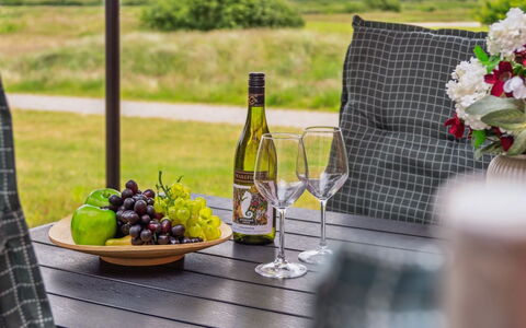 Akim - 2Km from the Sea: Meubilair, Buitenmeubels, Tableware, Tafel, Drinkware, Stoel, Buitentafel, Voedsel, Fles