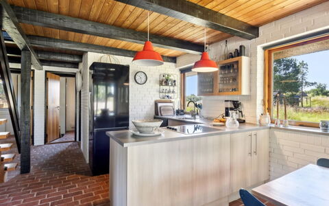 Jorinde - 2.8Km from the Sea: Hout, Keuken, Plafond, Meubilair, Interieur Ontwerp, Countertop, Flooring, Toestel Van De Keuken, Kamer, Cabinetry