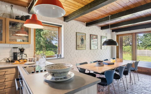 Jorinde - 2.8Km from the Sea: Hout, Plafond, Interieur Ontwerp, Meubilair, Keuken, Huis, Lichte Inrichting, Countertop, Keuken En Eettafel, Kamer