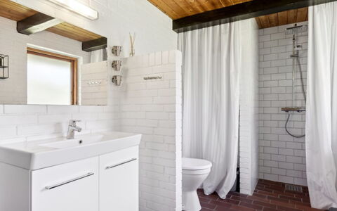 Jorinde - 2.8Km from the Sea: Flooring, Muur, Verdieping, Loodgieterswerkinrichting, Badkamer, Interieur Ontwerp, Plafond, Loodgieter, Kamer, Tegel