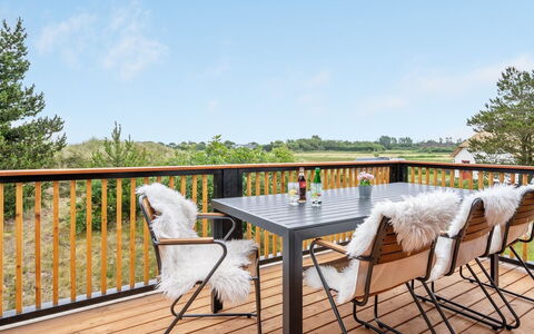 Jorinde - 2.8Km from the Sea: Meubilair, Interieur Ontwerp, Stoel, Flooring, Tafel, Toevlucht, Verdieping, Plafond, Kamer, Eco Hotel
