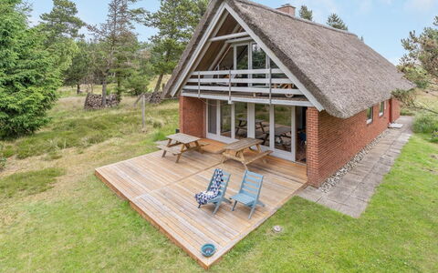 Jorinde - 2.8Km from the Sea: Meubilair, Interieur Ontwerp, Stoel, Flooring, Tafel, Toevlucht, Verdieping, Plafond, Kamer, Eco Hotel