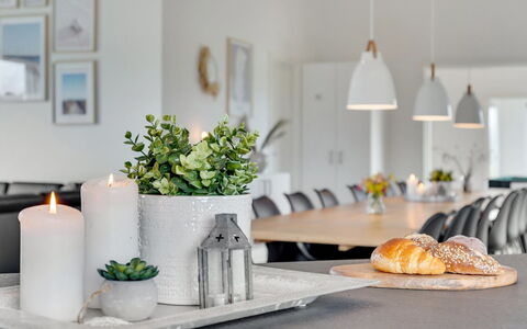 Fridel - 4Km from the Sea: Meubilair, Interieur Ontwerp, Tafel, Tableware, Huis, Bloempot, Verlichting, Keuken En Eettafel, Stoel, Eetkamer
