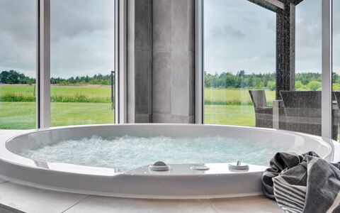 Fridel - 4Km from the Sea: Loodgieterswerkinrichting, Bad, Jacuzzi, Badkamer