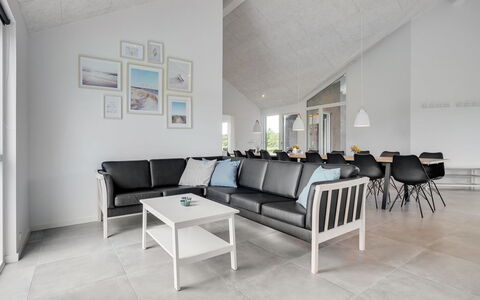 Fridel - 4Km from the Sea: Flooring, Interieur Ontwerp, Verdieping, Plafond, Bankstel, Woonkamer, Meubilair, Stoel, Houten Vloer