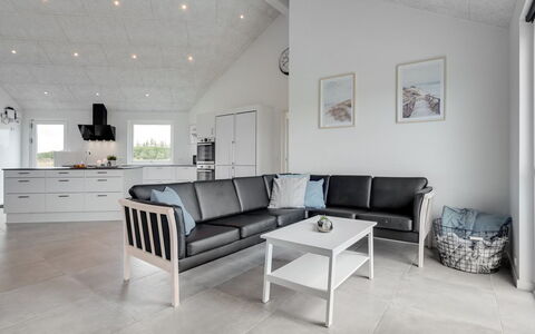 Fridel - 4Km from the Sea: Hout, Flooring, Verdieping, Meubilair, Interieur Ontwerp, Plafond, Woonkamer, Huis, Bankstel
