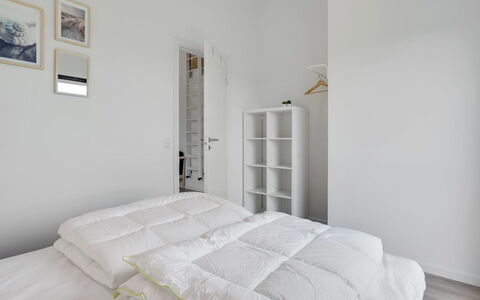 Fridel - 4Km from the Sea: Bed, Slaapkamer, Laken, Interieur Ontwerp, Bedding, Meubilair, Verdieping, Flooring, Plafond, Linens