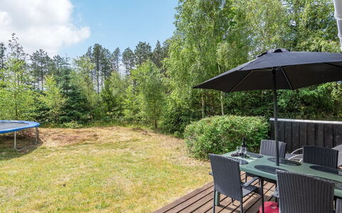Granke - 3.8Km from the Sea: Dak, Huis, Land Lot, Huis, Verblijf, Landgoed, Garden Gebouwen, Schaduw, Blokhut, Landscaping