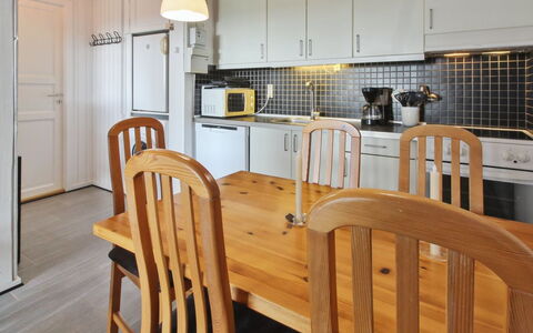 Gertruda - 2.3Km from the Sea: Flooring, Hout, Interieur Ontwerp, Plafond, Verdieping, Meubilair, Keuken, Kamer, Countertop, Huishoudapparatuur