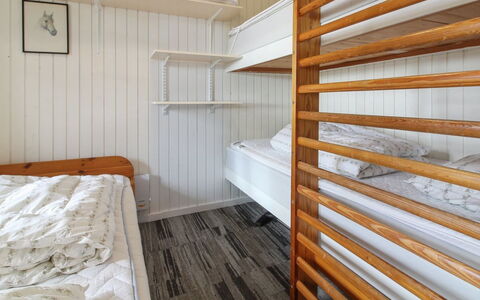 Gertruda - 2.3Km from the Sea: Flooring, Verdieping, Hout, Interieur Ontwerp, Bed, Stapelbed, Slaapkamer, Plafond, Laken, Beits