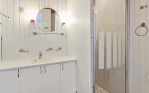 Gertruda - 2.3Km from the Sea: Loodgieterswerkinrichting, Muur, Flooring, Badkamer, Wastafel In De Badkamer, Verdieping, Interieur Ontwerp, Wastafel, Badkamerkast, Loodgieter