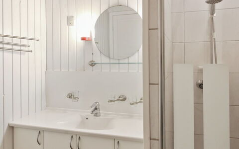 Gertruda - 2.3Km from the Sea: Wastafel In De Badkamer, Badkamer, Loodgieterswerkinrichting, Wastafel, Muur, Flooring, Interieur Ontwerp, Kraan, Verdieping, Loodgieter