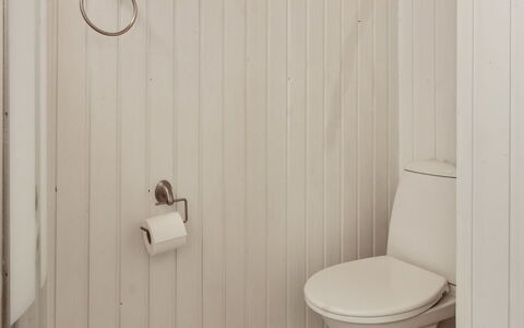 Gertruda - 2.3Km from the Sea: Hout, Loodgieterswerkinrichting, Badkamer, Flooring, Wc Bril, Verdieping, Toilet, Loodgieter, Wastafel, Kraan