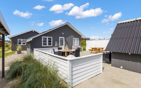 Mikka - 450M from the Sea: Dak, Land Lot, Verblijf, Huis, Landelijk Gebied, Schuur, Siding, Garden Gebouwen, Blokhut, Hut
