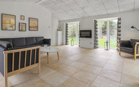 Vieno - 2.6Km from the Sea: Flooring, Verdieping, Interieur Ontwerp, Meubilair, Hout, Plafond, Woonkamer, Kamer, Huis, Houten Vloer