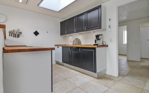 Vieno - 2.6Km from the Sea: Flooring, Keuken, Interieur Ontwerp, Countertop, Hout, Verdieping, Plafond, Cabinetry, Toestel Van De Keuken, Major Appliance