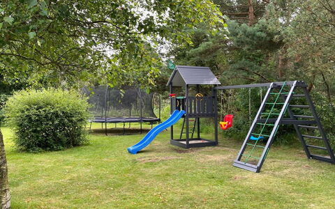 Vieno - 2.6Km from the Sea: Dia Van De Speelplaats, Speeltoestel, Chute, Tuin, Speelplaats, Recreatie, Vrije Tijd, Gazon, Schaduw, Backyard