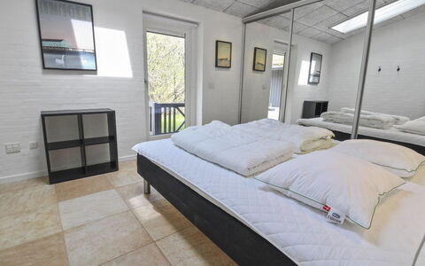 Vieno - 2.6Km from the Sea: Slaapkamer, Bed, Verdieping, Interieur Ontwerp, Flooring, Meubilair, Plafond, Bedding, Laken, Kamer