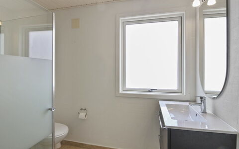 Vieno - 2.6Km from the Sea: Loodgieterswerkinrichting, Badkamer, Muur, Wastafel In De Badkamer, Flooring, Verdieping, Interieur Ontwerp, Wastafel, Plafond, Kraan