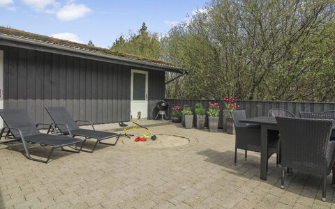Vieno - 2.6Km from the Sea: Hout, Buitenmeubels, Meubilair, Tuin, Backyard, Schaduw, Werf, Buitentafel, Stoel, Patio