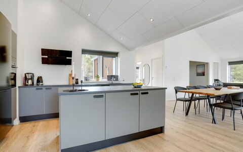 Heidi - 1Km from the Sea: Flooring, Interieur Ontwerp, Keuken, Hout, Verdieping, Countertop, Meubilair, Plafond, Cabinetry, Toestel Van De Keuken