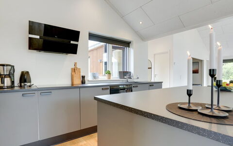 Heidi - 1Km from the Sea: Flooring, Interieur Ontwerp, Keuken, Countertop, Plafond, Cabinetry, Verdieping, Toestel Van De Keuken, Huishoudapparatuur, Lichte Inrichting