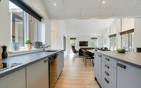 Heidi - 1Km from the Sea: Interieur Ontwerp, Countertop, Keuken, Flooring, Meubilair, Hout, Cabinetry, Verdieping, Plafond, Houten Vloer