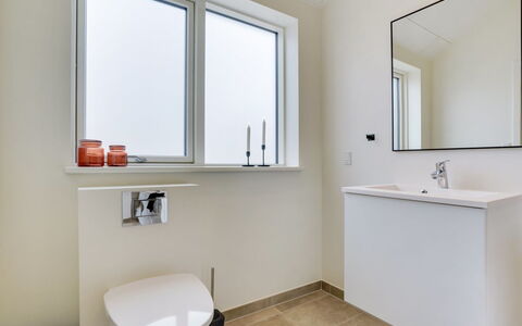 Heidi - 1Km from the Sea: Interieur Ontwerp, Badkamer, Flooring, Muur, Loodgieterswerkinrichting, Verdieping, Plafond, Loodgieter, Kraan, Badkamerkast