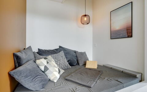 Heidi - 1Km from the Sea: Meubilair, Interieur Ontwerp, Muur, Slaapkamer, Bed, Verdieping, Flooring, Kamer, Textiel, Linens